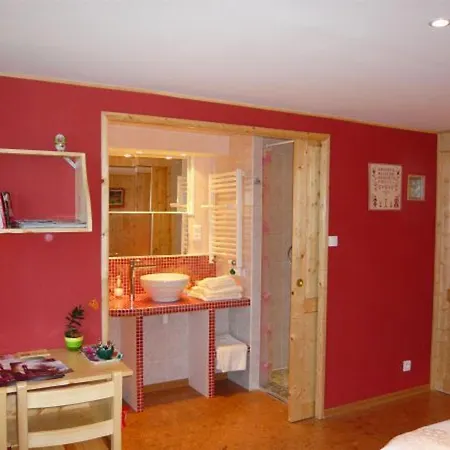Cosy Avec Salle D'eau Privee Proche Pistes Et - - Fr-1-589-704 Bed & Breakfast 3*